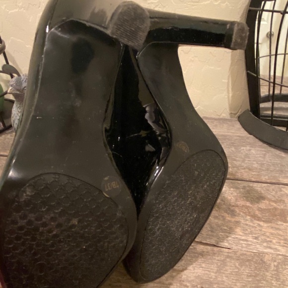Jessica Simpson shiny black pumps - Picture 11 of 11